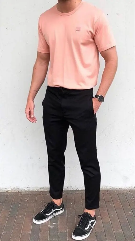 T-Shirt Rosa Pantaloni Neri Outfit Uomo